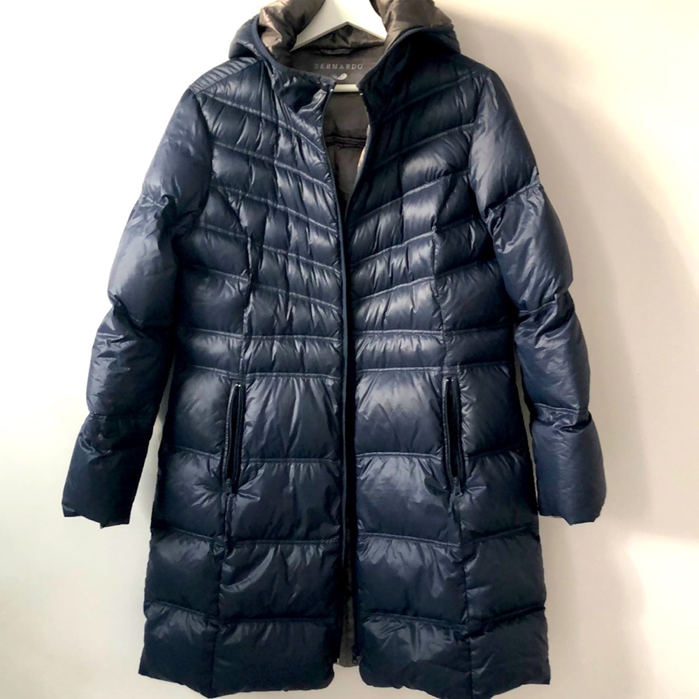 BERNARDO Hooded Spring Winter Fall Down Filled Coat Jacket Puffer in Dark Blue.